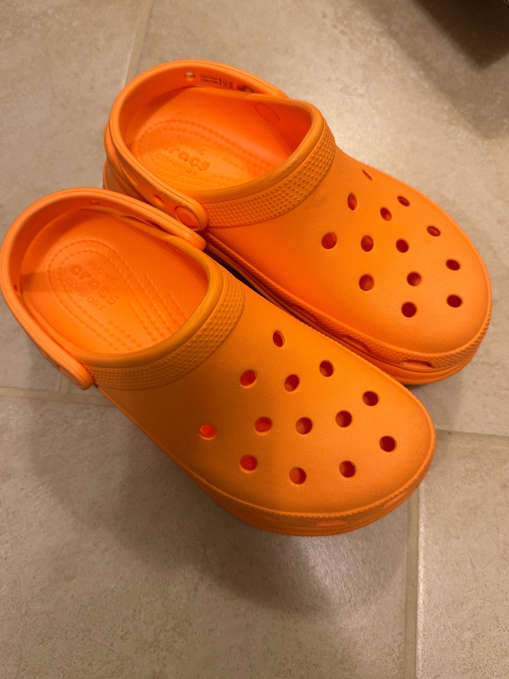 CROCS Classic Clog Bae in orange size 7 women